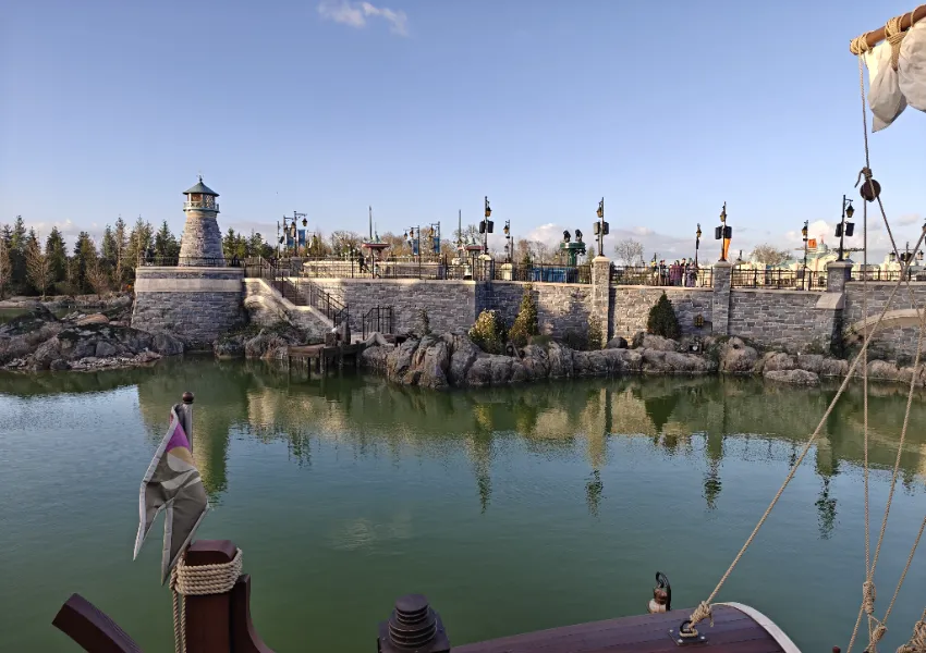 Crowds at Disney Adventure World, Disneyland Paris
