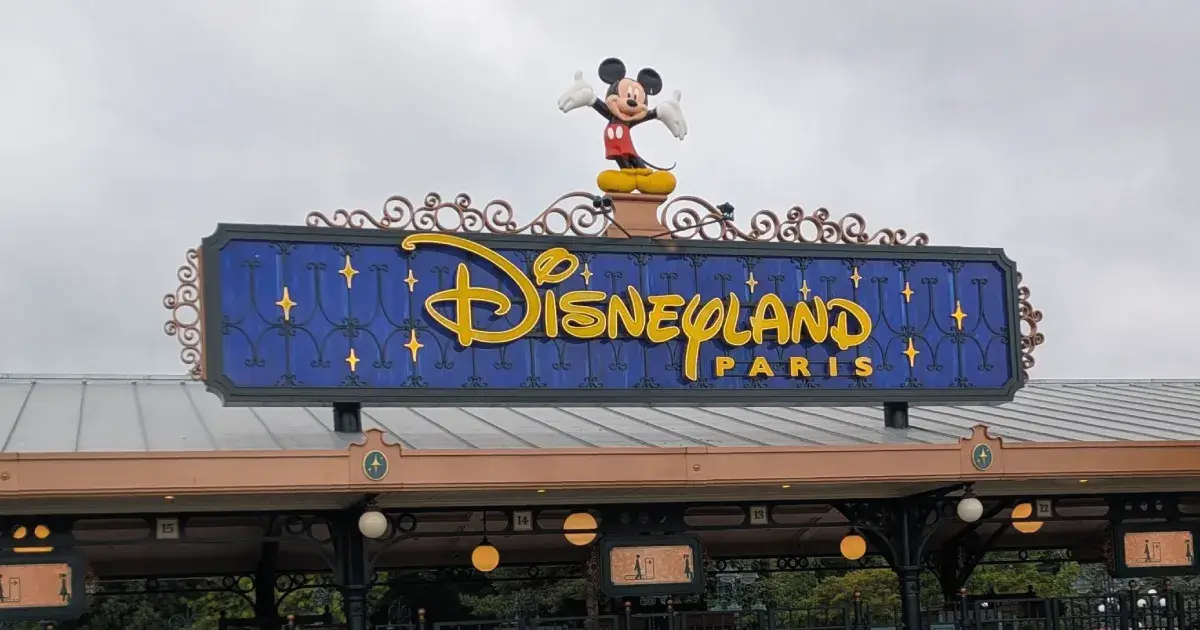 🎒✨ What to Pack in Your Backpack for a Day at Disneyland Paris: The Ultimate Guide