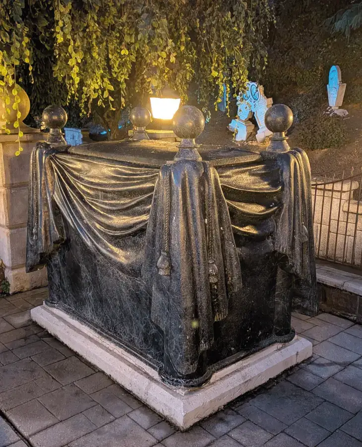 Boot Hill and the tomb with a beating heart at Disneyland Paris