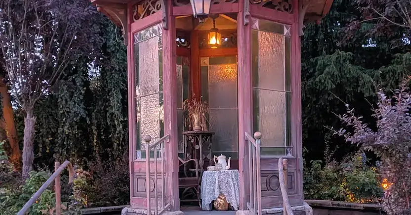 Eerie details in Phantom Manor's queue